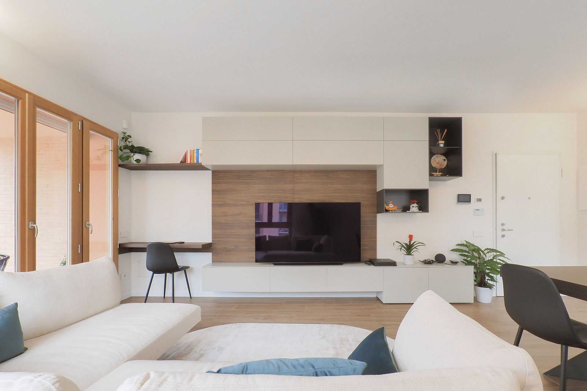 APPARTAMENTO FB4  Un cubo nero come elemento generatore