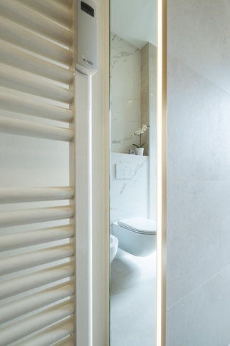 Bagno in stile moderno di 4 di Bossi Vigorito Building Interior