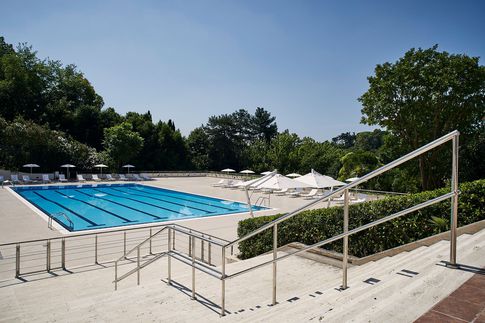 Piscina in stile contemporaneo di 1 di Lorenzo Franzi | Fotografia