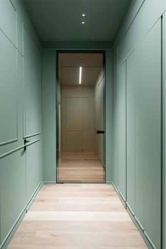 Corridoio in stile contemporaneo di 5 di valeria ingrao architetto