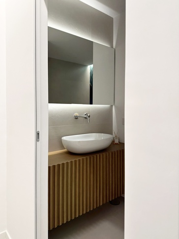 Bagno in stile contemporaneo di 6 di Areadieci architettura