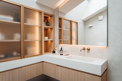 Bagno in stile japandi di 5 di Alexandra Designer
