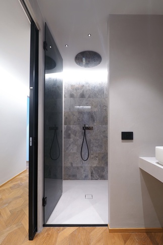 Bagno in stile contemporaneo di 9 di Desearq studio - architettura e interior design