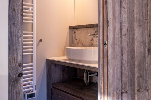 Bagno in stile moderno di 2 di Design Alpino