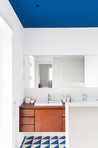 Bagno in stile contemporaneo di 25 di PERIMETRI studio