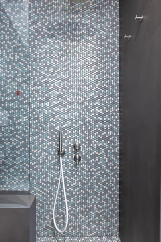 Bagno in stile moderno di 5 di Archifacturing - Sara Cimarelli & Giorgio Opolka architetti