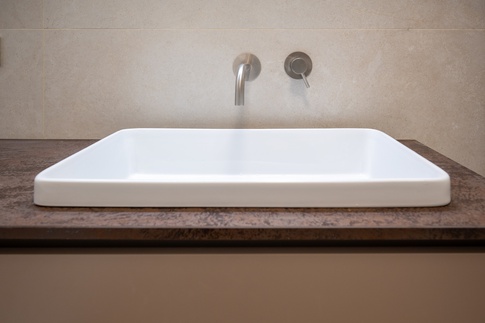 Bagno in stile contemporaneo di 6 di Colab Design