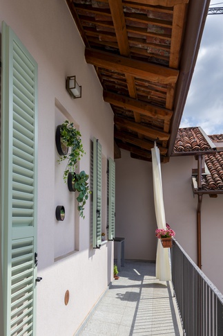 Terrazza in stile contemporaneo di 92 di Studio MAC