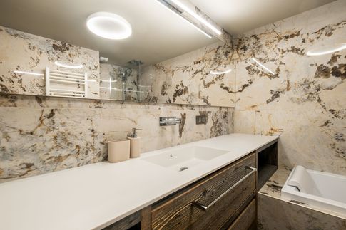 Bagno in stile moderno di 6 di Design Alpino
