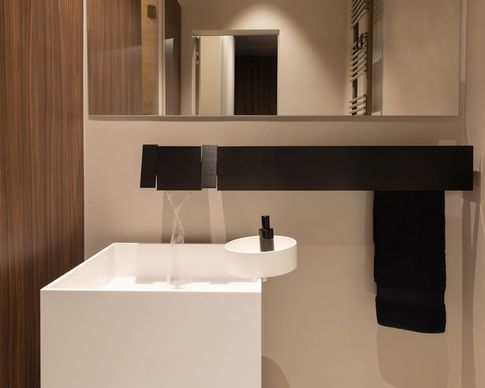 Bagno in stile contemporaneo di 5 di Castelli Sasso architetti