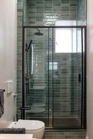 Bagno in stile moderno di 5 di Huit Studio