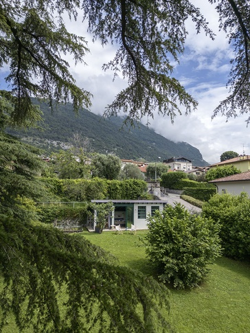Giardino in stile contemporaneo di 1 di Chantal Forzatti architetto