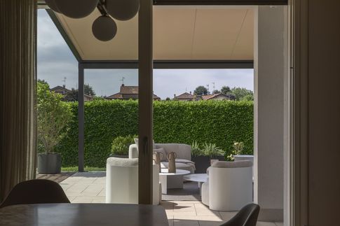 Sala da Pranzo in stile contemporaneo di 40 di Elena Vigano' Architetto