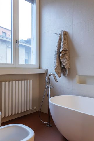 Bagno in stile contemporaneo di 6 di Euga Design Studio
