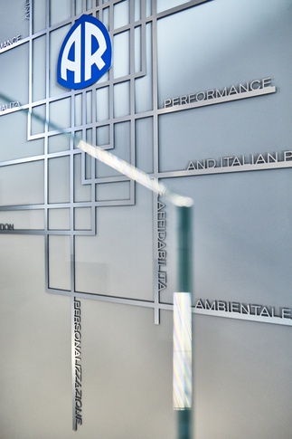 Open Space in stile industriale di 3800 di COLLETTIVO_INVƎRSO