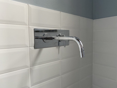 Bagno in stile moderno di 5 di Mir Group