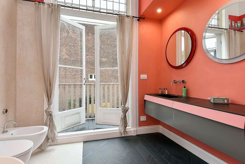 Bagno in stile moderno di 10 di Equus Architects