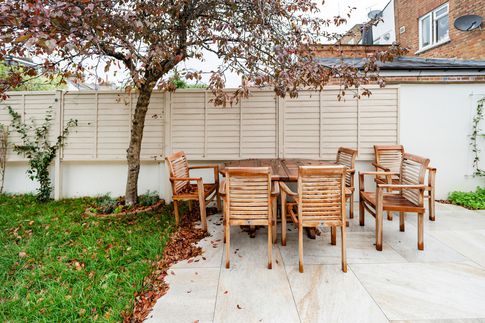 Giardino in stile contemporaneo di 30 di AT Design Studio