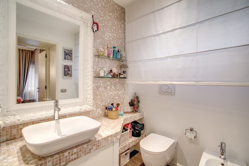 Bagno in stile contemporaneo di 4 di MOB Architects