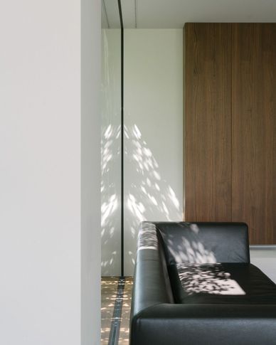 Soggiorno in stile minimal di 50 di Didonè Comacchio Architects