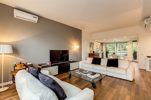 Soggiorno in stile contemporaneo di 65 di MOB Architects