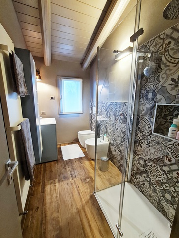 Bagno in stile moderno di 4 di Distretto Lab