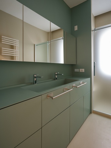 Bagno in stile contemporaneo di 5 di Carusone D+B
