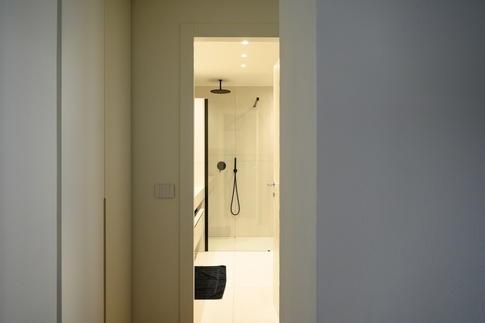 Bagno in stile minimal di 6 di Federica Pettinato Architettura