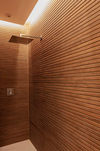 Bagno in stile minimal di 7 di Pucciarelli Architetti