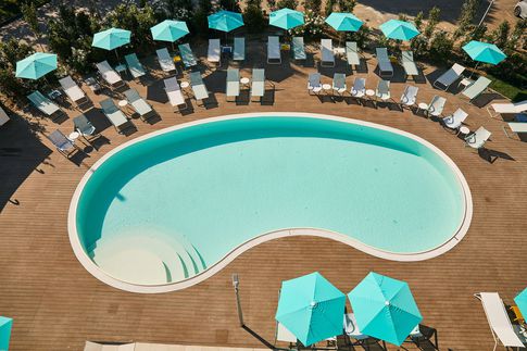 Piscina in stile contemporaneo di 1 di Lorenzo Franzi | Fotografia