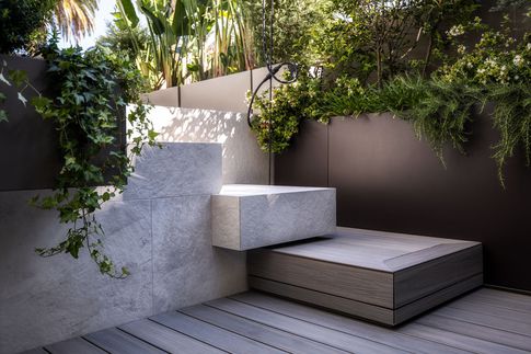 Patio in stile contemporaneo di 110 di Alessandro Magno Studio
