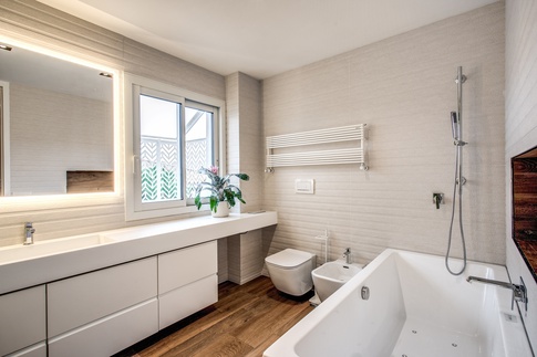 Bagno in stile contemporaneo di 7 di MOB Architects