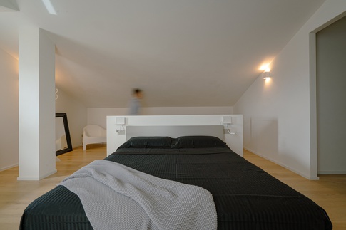 Camera da Letto in stile contemporaneo di 40 di SET designers Camera da Letto in stile contemporaneo di 40 di SET designers