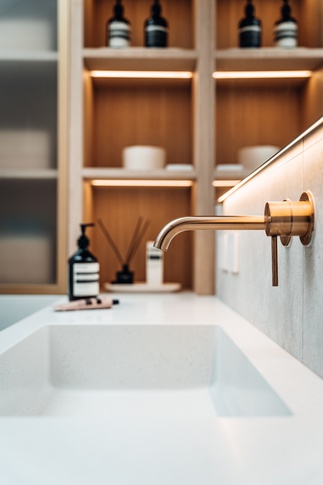 Bagno in stile japandi di 5 di Alexandra Designer