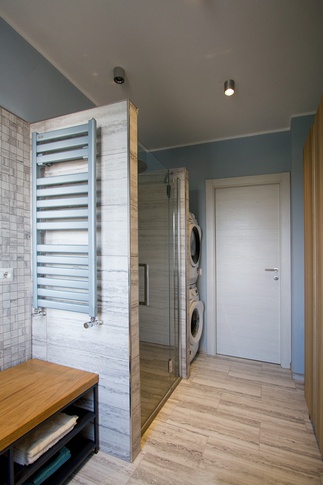Bagno in stile contemporaneo di 7 di OZ Interiors