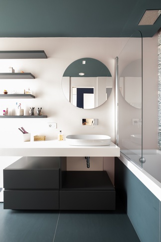 Bagno in stile moderno di 5 di Bossi Vigorito Building Interior