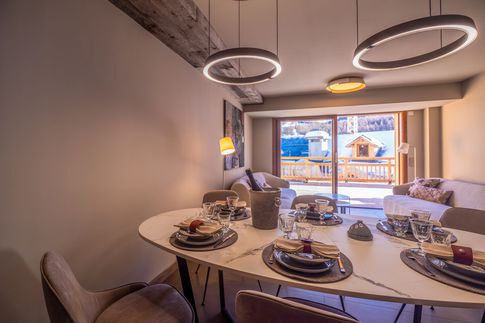 Soggiorno in stile moderno di 35 di Design Alpino