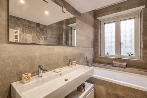 Bagno in stile contemporaneo di 5 di MOB Architects Bagno in stile contemporaneo di 5 di MOB Architects