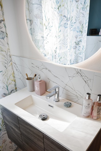 Bagno in stile contemporaneo di 6 di Arar Studio di Arar Muna Isabella