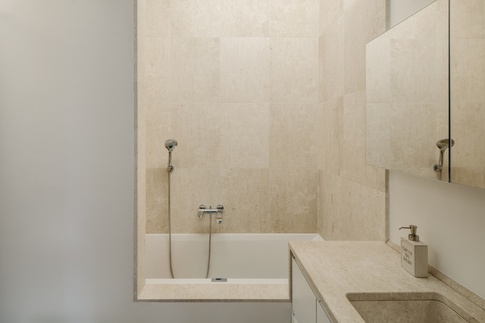 Bagno in stile contemporaneo di 6 di Tramas