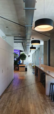Ingresso in stile contemporaneo di 150 di BORTOLUZZI ASSOCIATI