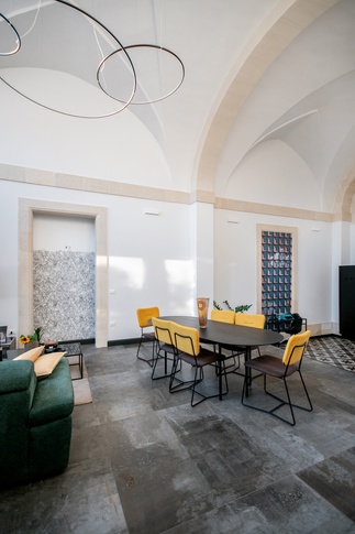 Open Space in stile soft industrial di 170 di Marco Giovinazzo Architects Open Space in stile soft industrial di 170 di Marco Giovinazzo Architects
