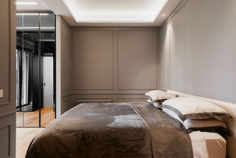 Camera da Letto in stile glamour di 18 di Equus Architects