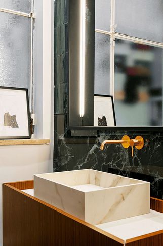 Bagno in stile classico di 5 di Equus Architects