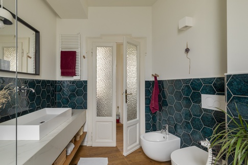 Bagno in stile contemporaneo di 6 di tapas studio