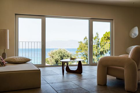 Soggiorno in stile mediterraneo di 30 di Eligio Torre Design Office