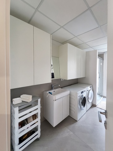 Lavanderia in stile contemporaneo di 8 di Studio MAC