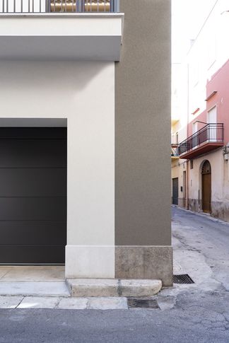 Facciata in stile contemporaneo di null di valeria ingrao architetto