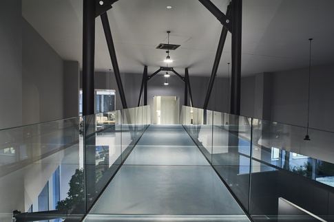 Open Space in stile industriale di 3800 di COLLETTIVO_INVƎRSO