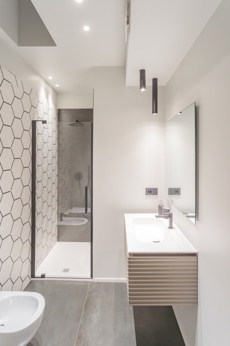 Bagno in stile moderno di 4 di Alessandra Parolini Studio